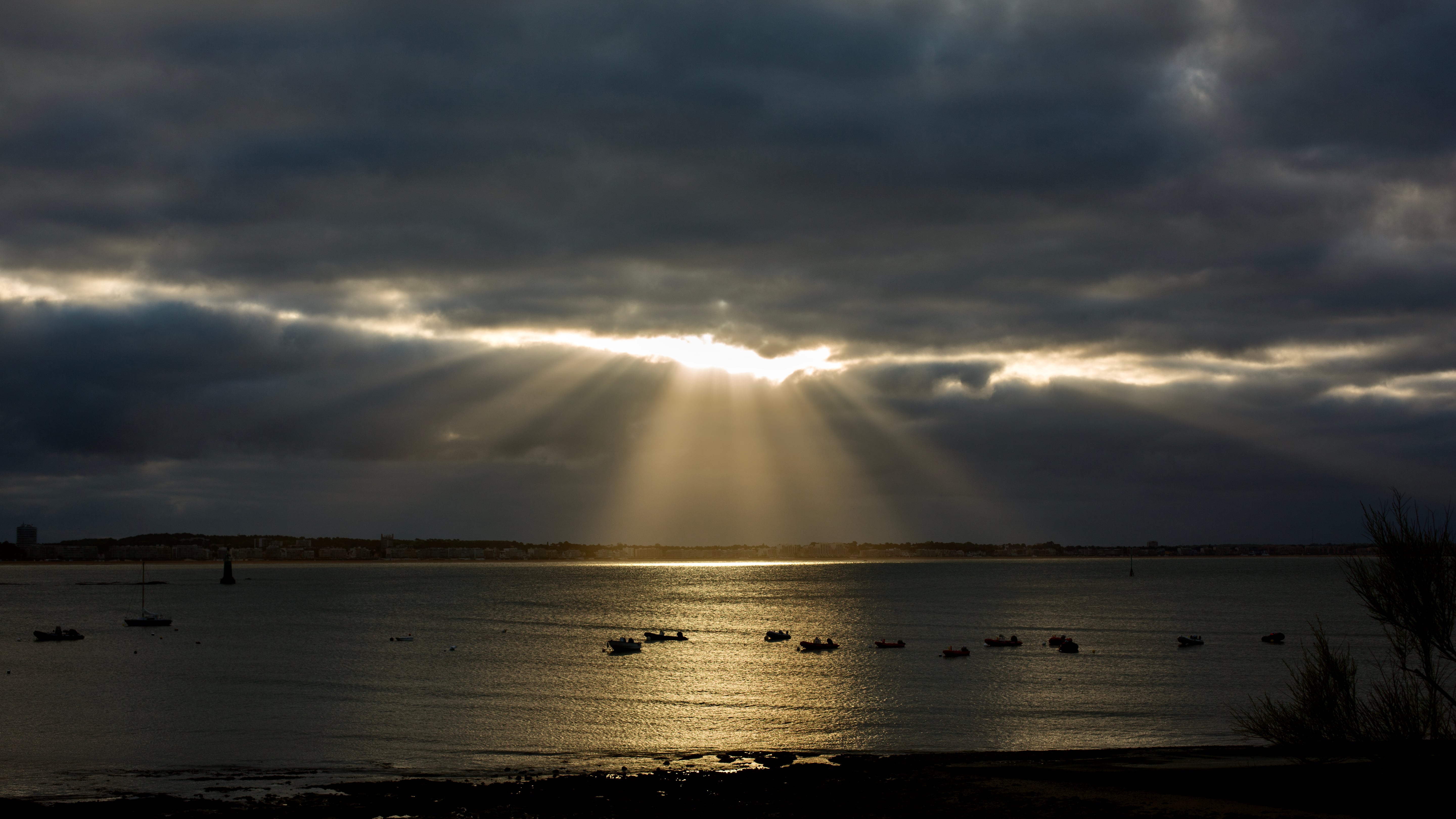 Coucher de soleil sous les nuages